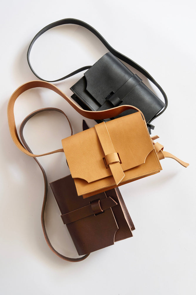 Minimal all-leather shoulder bag