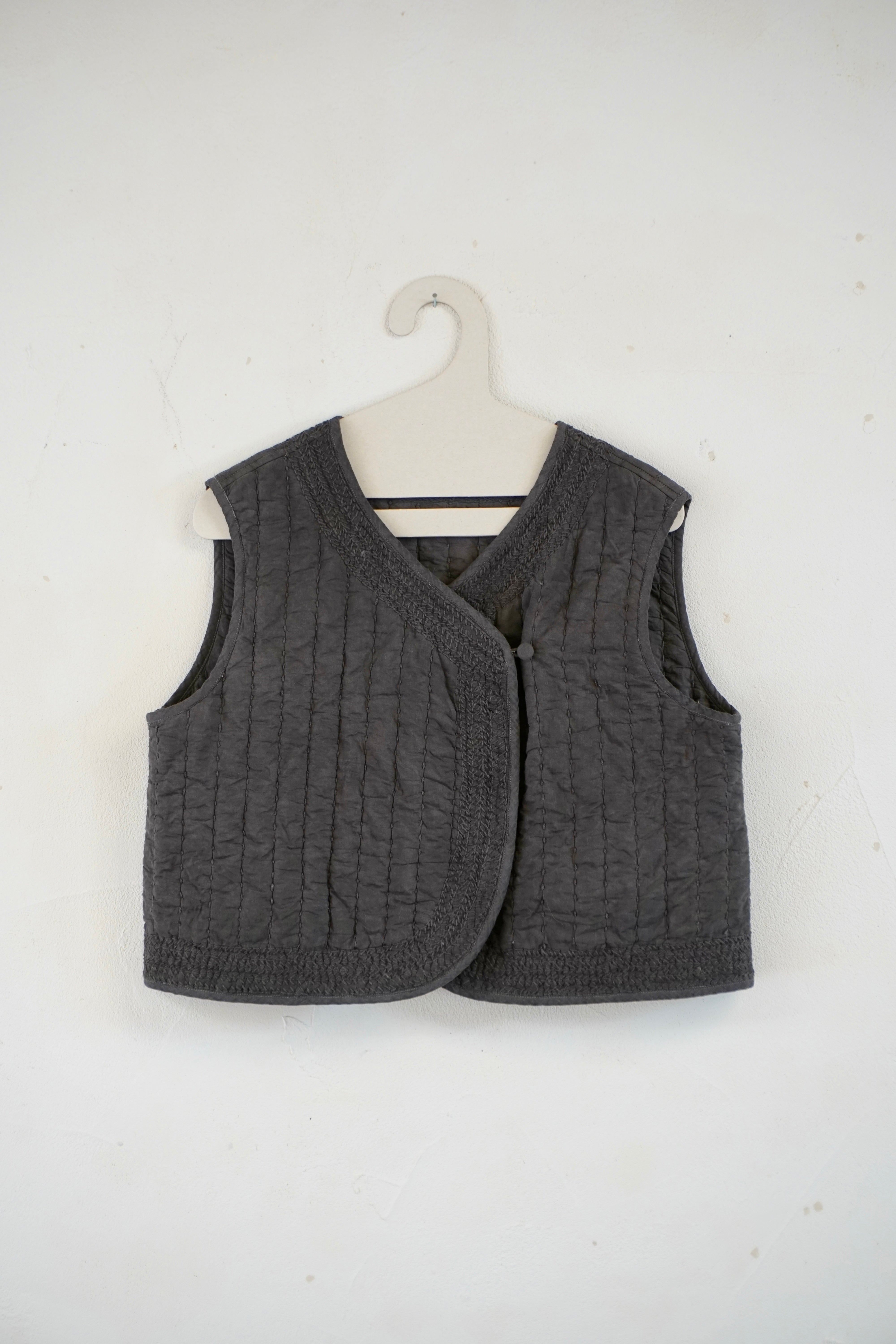 ARCHI アーキ QUILTED VEST フレームワーク Quilted Vest – Charcoal Dyed – ARCHI GIBBOUS